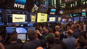 undefined37517384 traders work on the floor during the snap inc  ipo at the ne170304165050
