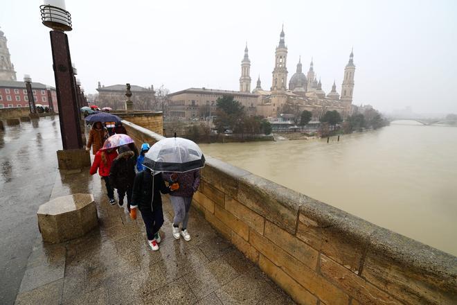 En imágenes I Así pasa el Ebro por Zaragoza tras las lluvias de los últimos días
