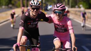 Simon Yates, de rosa, con Wout van Aert, clave el sábado a la hora de sentenciar el Giro.