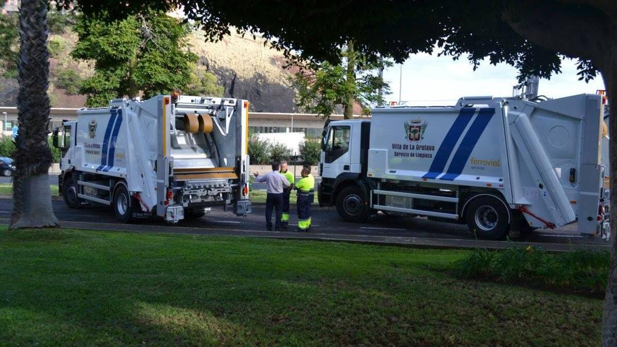 Imagen de los vehículos que recogen los residuos en La Orotava