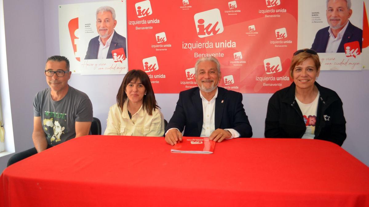 El candidato de IU Benavente (el segundo por la derecha) con otros compañeros de la candidatura en la sede. / E. P.