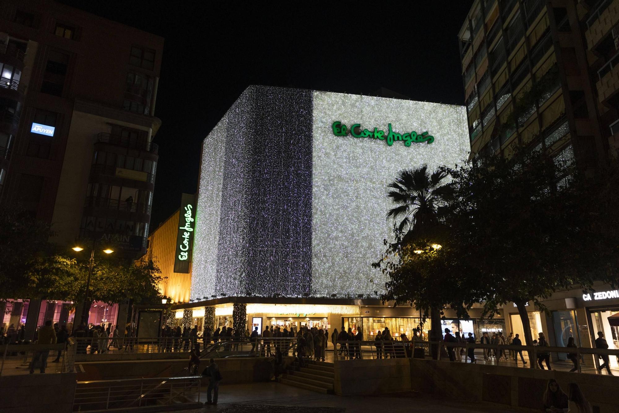 Nuevo Centro inaugura las luces de Navidad en clave fallera