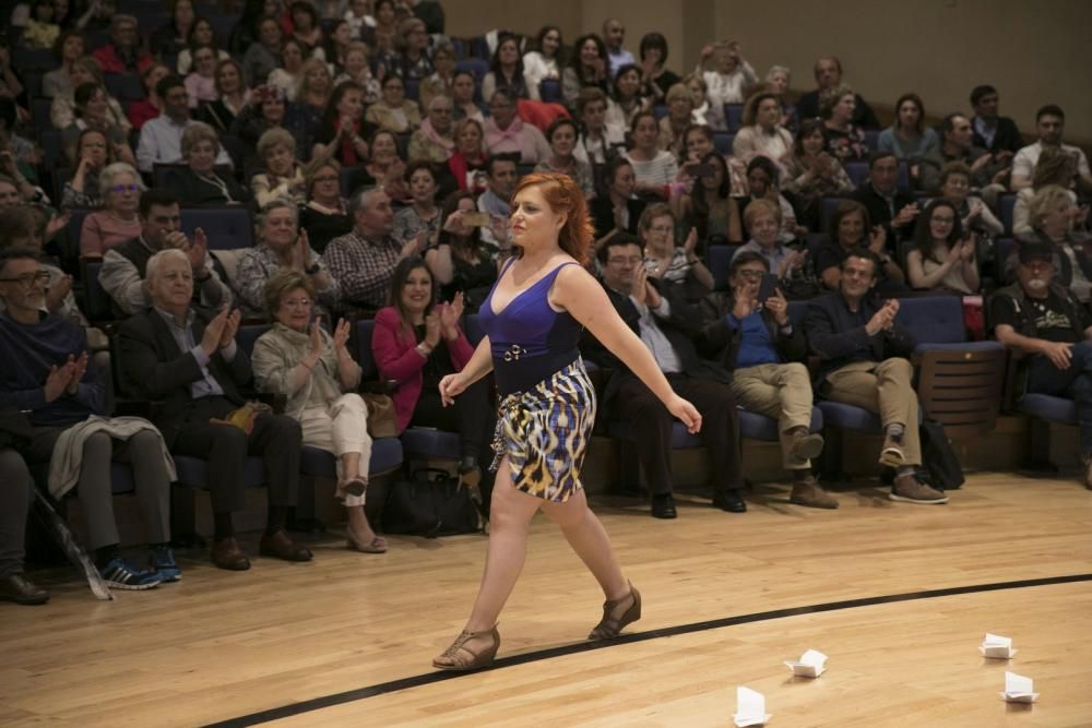 Desfile en el Auditorio de mujeres afectadas por cáncer de mama