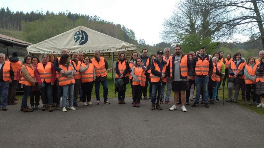 Integrantes de la Brigada da Paisaxe de Oza-Cesuras con el alcalde y participantes en una ruta nocturna.