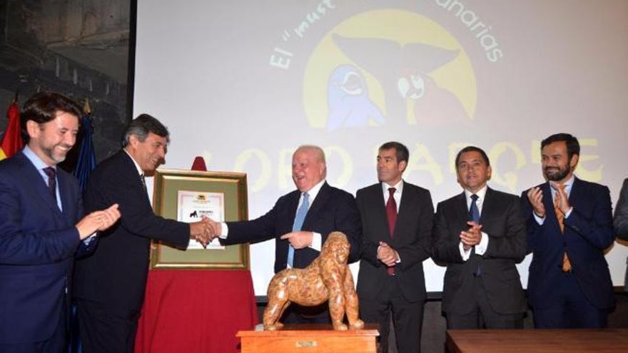 Antonio Fernández recibe el Premio &#039;Gorila&#039; Loro Parque 2015, de las mano de Wolfgang Kiessling, junto al presidente del Gobierno Fernando Clavijo y otras autoridades.