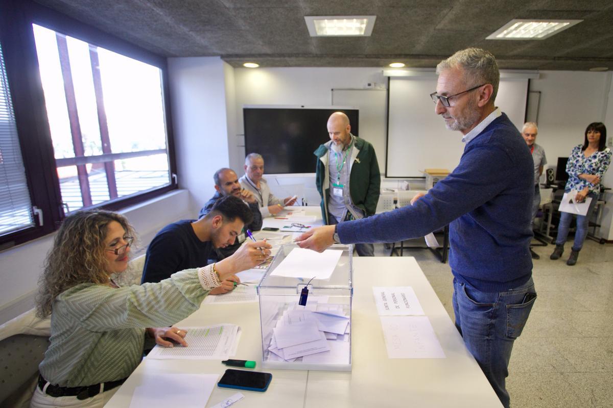 Un funcionario vota en el edificio de la Comunidad en el Infante.