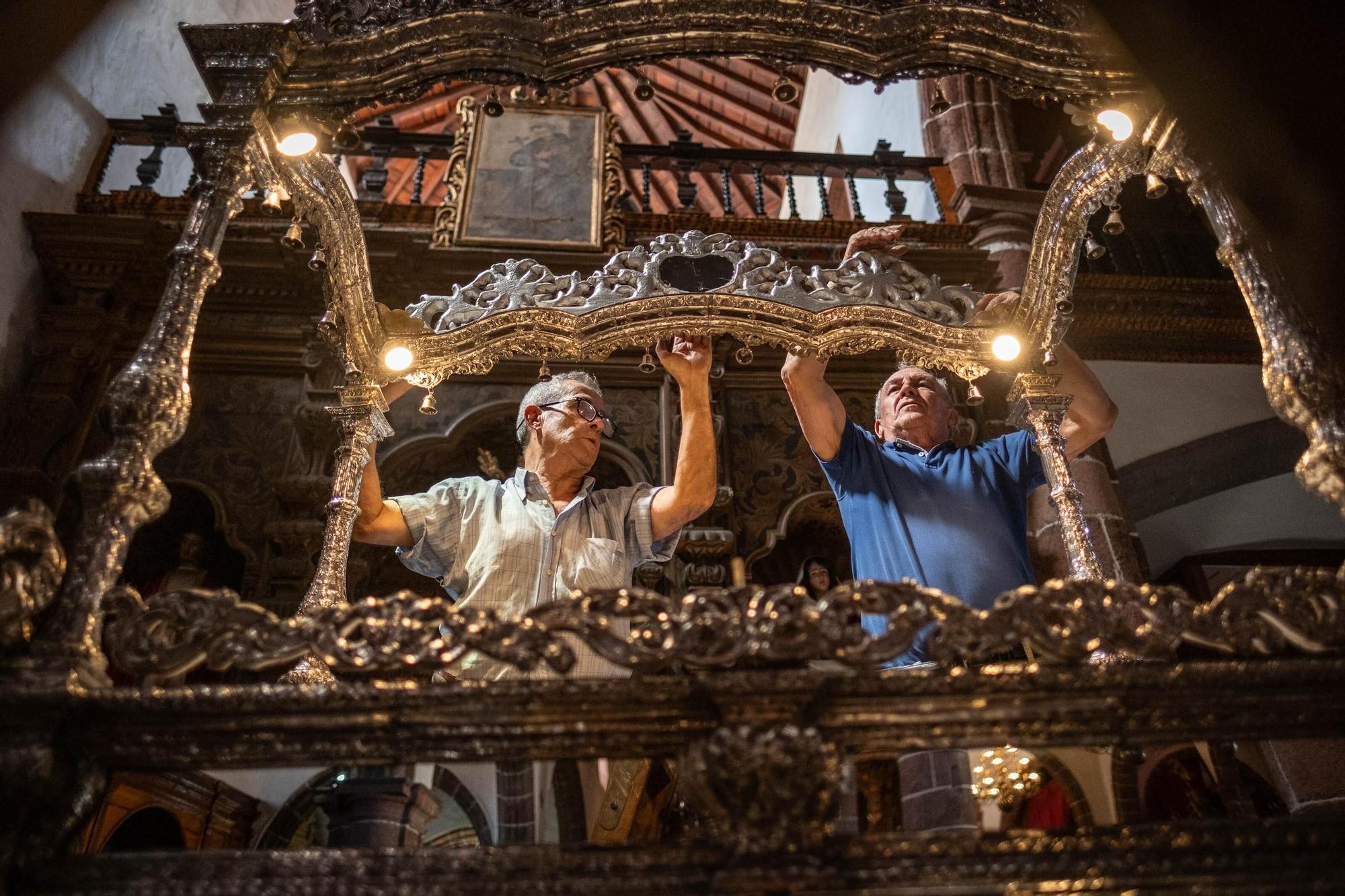 Montaje del trono del Santo Entierro, en La Concepción