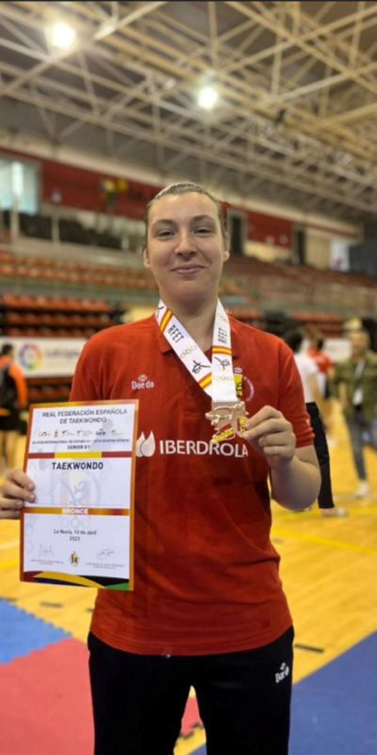 Tania Castiñeira con su medalla de bronce en el Open de España.