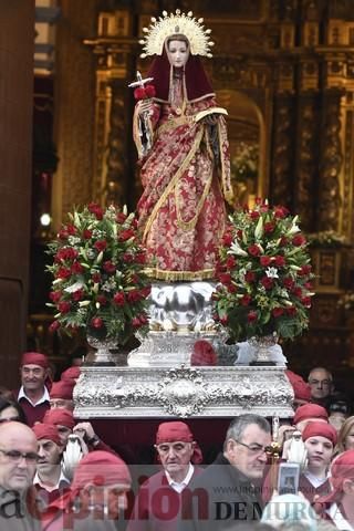 Los romeros acompañan a la Santa pese al frío.