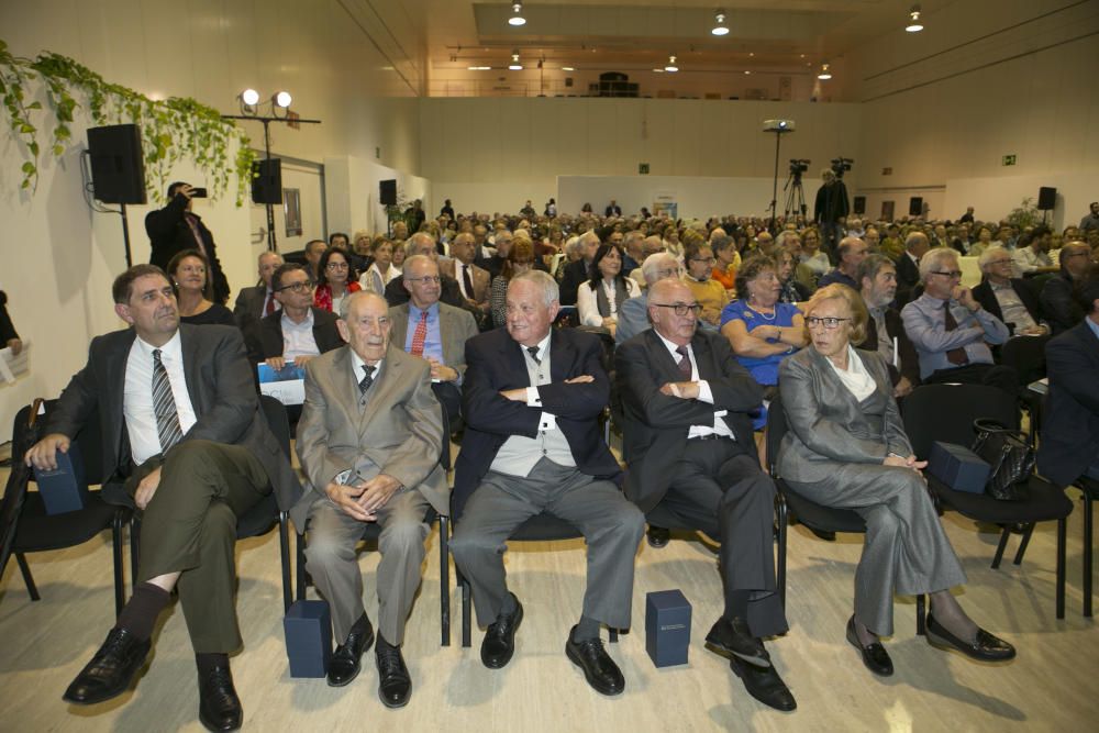 Decenas de profesores y alumnos del CEU, germen de la Universidad de Alicante, se reencuentran en un emotivo acto organizado en el campus.