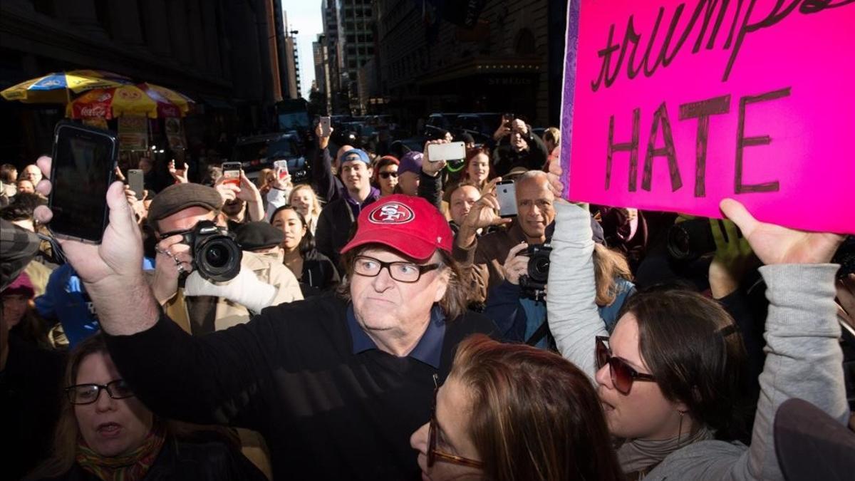 Manifestación contra Donald Trump en Nueva York con la participación de Michael Moore.