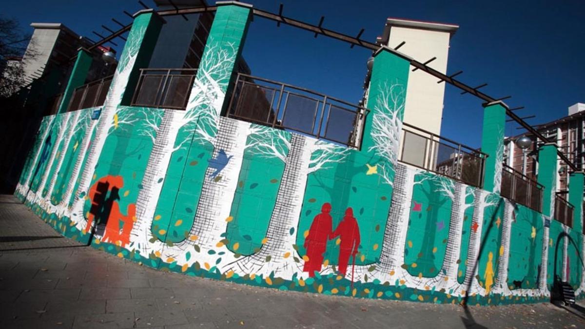 Mural ubicado en la plaza Sant Ildefons de Cornellà, obra de Pilar Ruiz y Marta Rosell