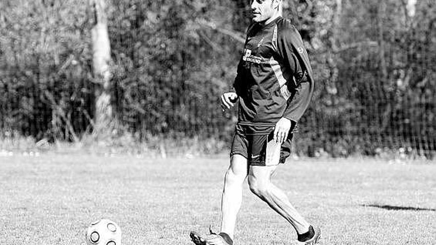 Mario Prieto lleva el balón durante un entrenamiento de esta temporada.