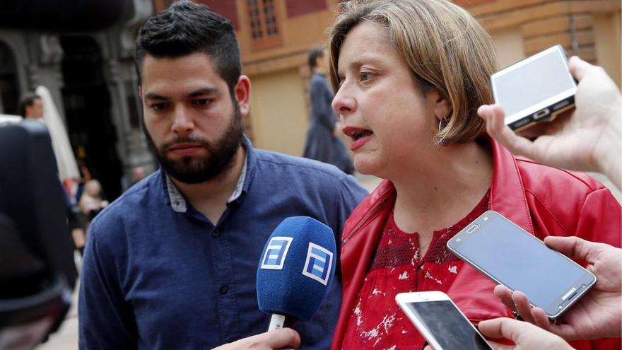 Rubén Rosón y Ana Taboada, ayer, haciendo declaraciones a los medios en la plaza del Ayuntamiento.