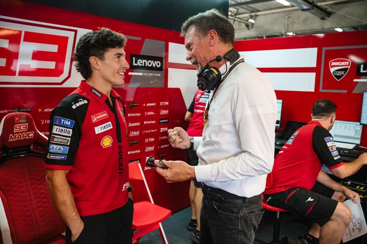 Marc Márquez (Ducati) dialoga con Giorgio Barbier, máximo responsable de Pirelli MotoGP, tras el test, del pasado lunes, en Brno.