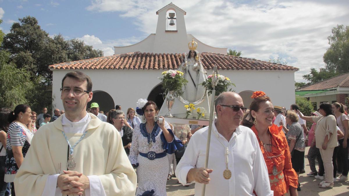 Salida de la romería de la Virgen del Sol, con la ermita al fondo.