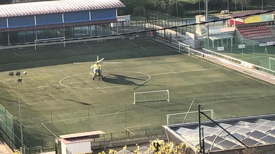 El helicóptero tomó tierra en el campo de fútbol // FdV