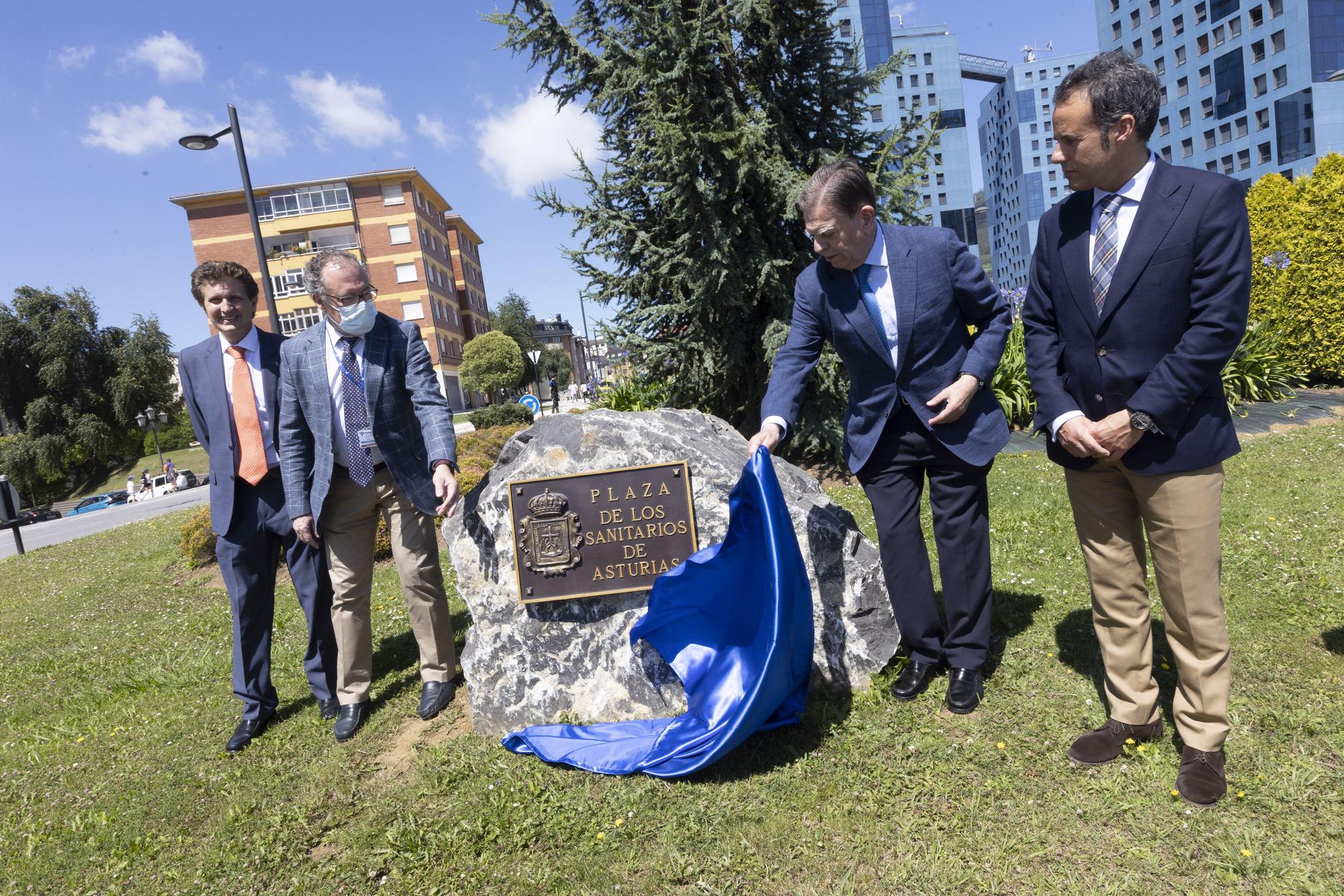 EN IMÁGENES: Jaime Baladrón, fundador y director del Curso MIR Asturias, estrena calle en Oviedo