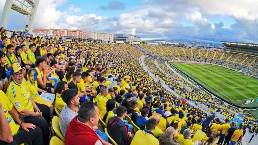 Saque de honor de Quevedo y estadio lleno