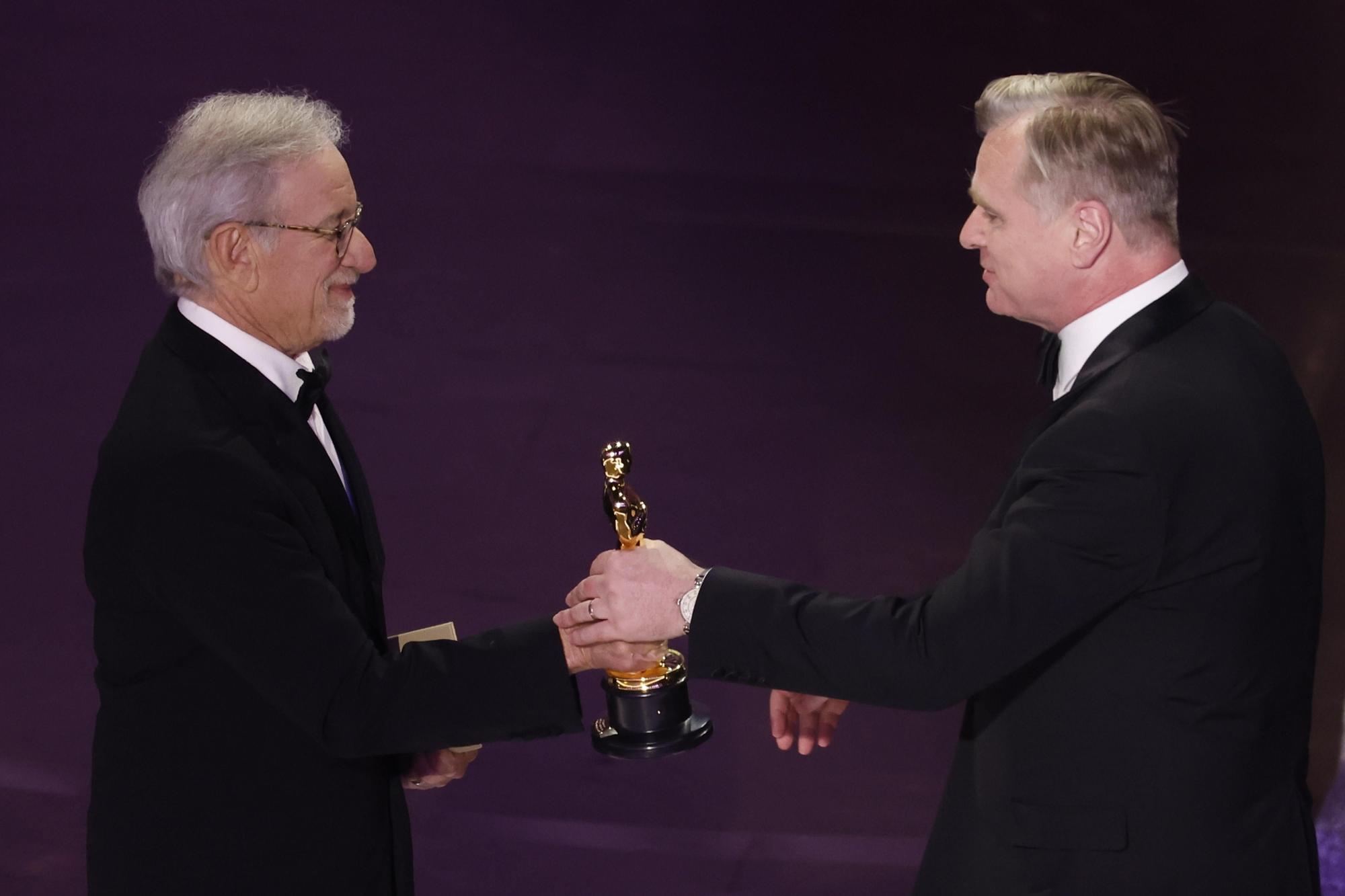 Los Angeles (United States), 10/03/2024.- Christopher Nolan (R) is handed the Oscar for Best Director from Steven Spielberg (L) after Nolan won the award during the 96th annual Academy Awards ceremony at the Dolby Theatre in the Hollywood neighborhood of Los Angeles, California, USA, 10 March 2024. The Oscars are presented for outstanding individual or collective efforts in filmmaking in 23 categories. EFE/EPA/CAROLINE BREHMAN