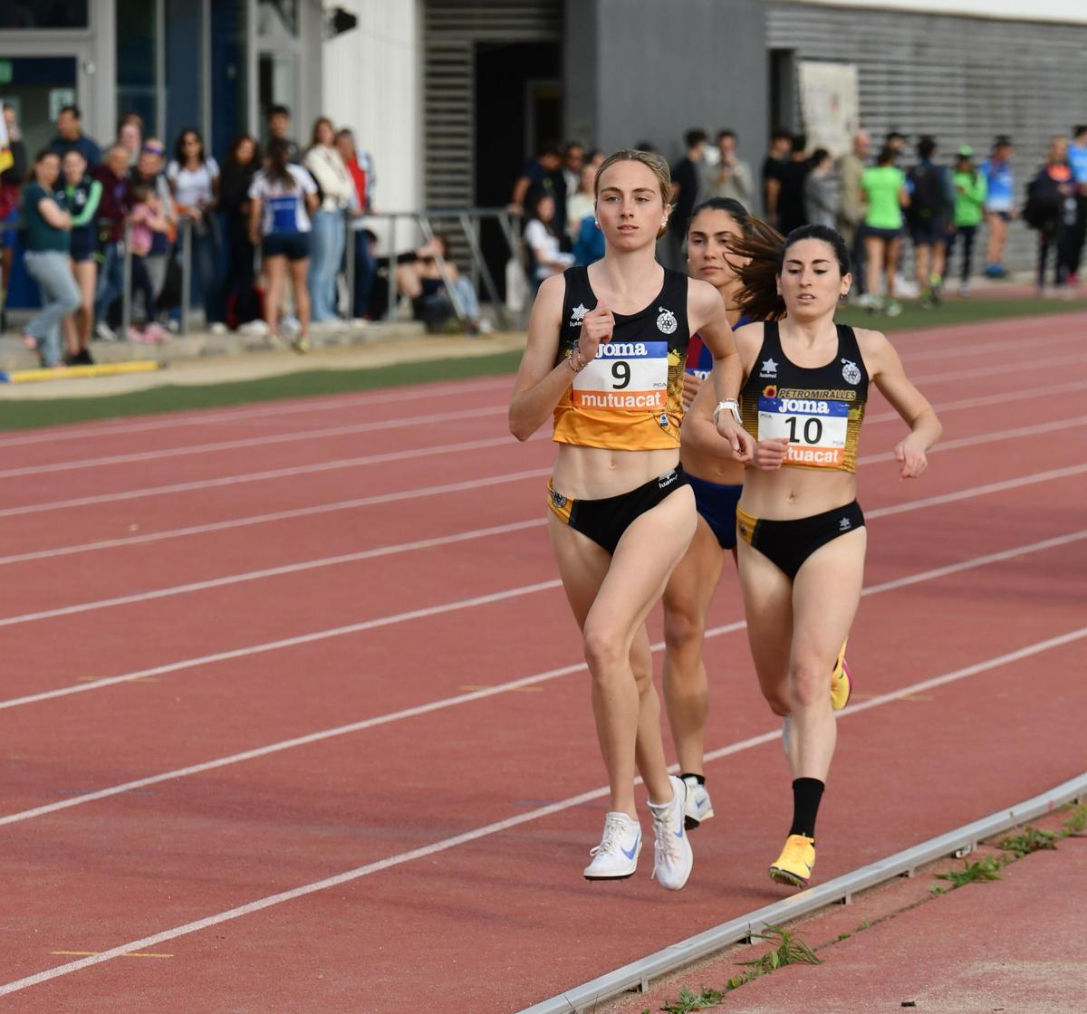 Anna Torras i Judit Navarro al capdavant de la prova dels 3.000 metres