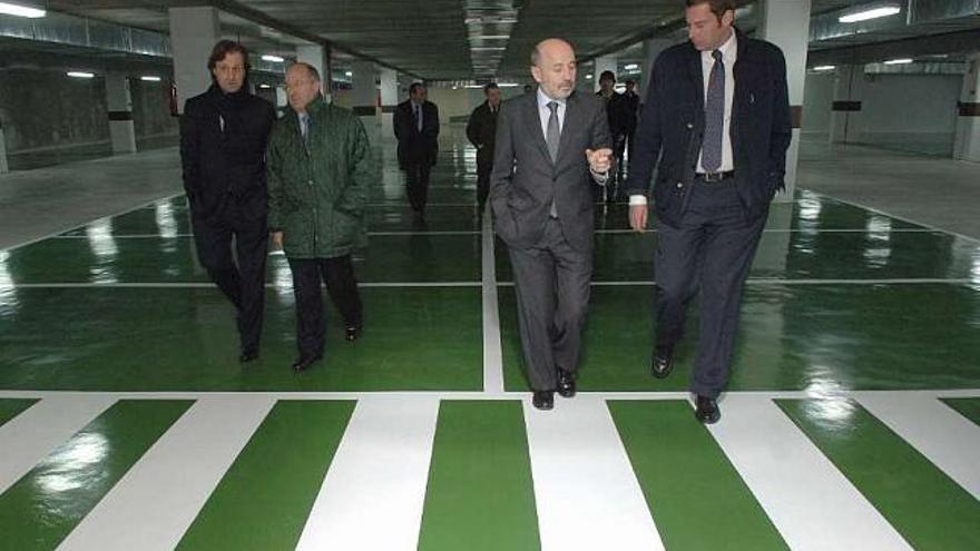 El alcalde (segundo por la dcha.), en su visita al &#039;parking&#039; en febrero, tras la que abrió el estacionamiento. / c. p.