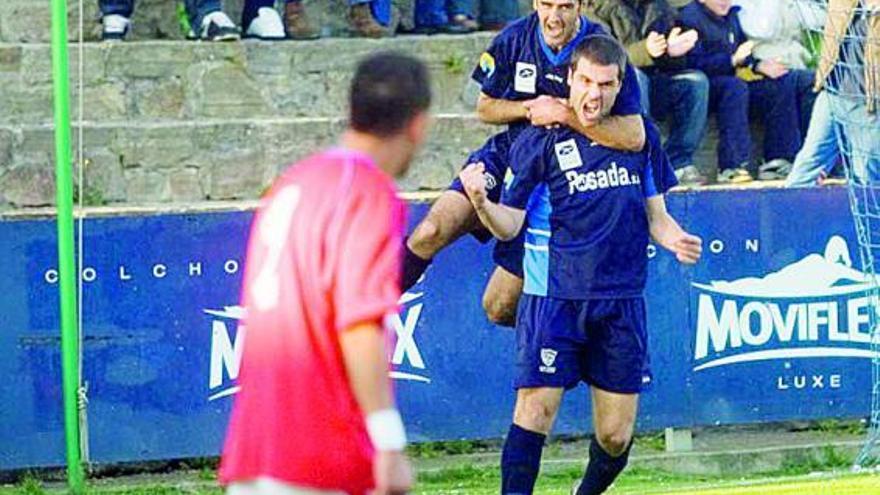 Rubén Suárez y Nacho García celebran un gol al Lanzarote en Miramar.