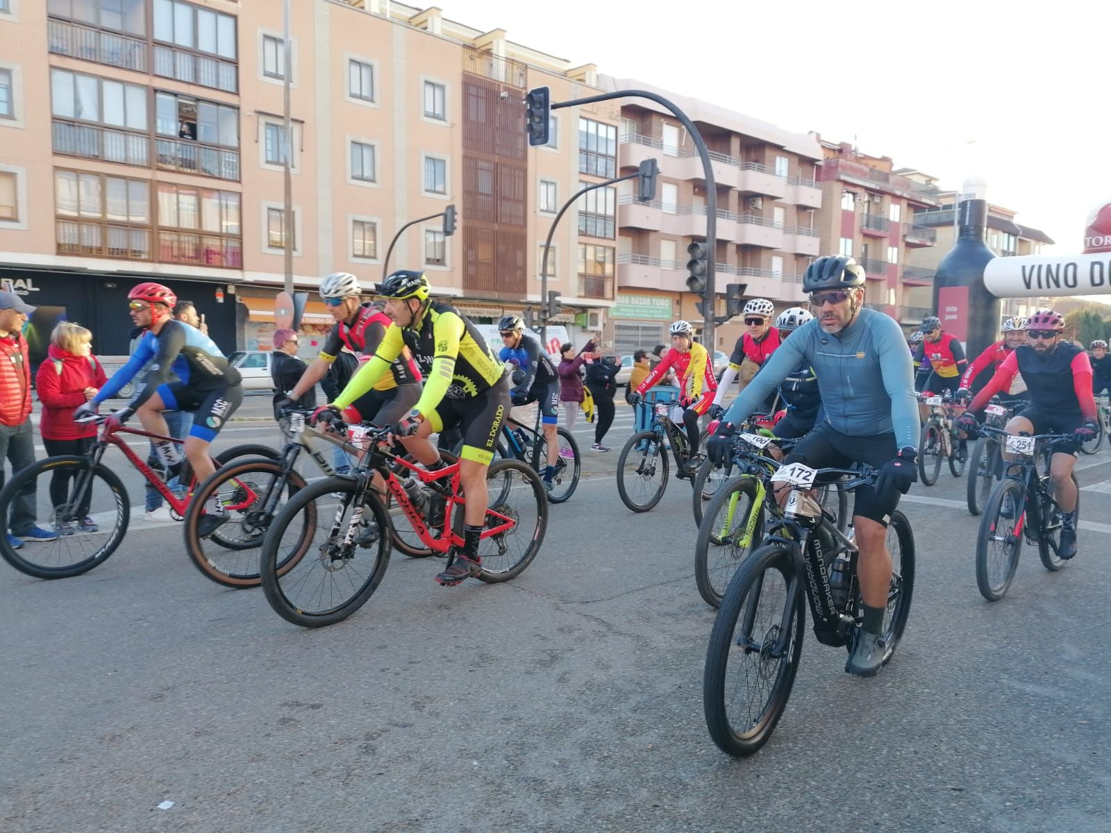 GALERÍA | Toro se vuelca con la VinToroBike