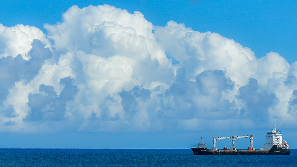 Cielo nuboso desde la Avenida Marítima en Las Palmas de Gran Canaria.