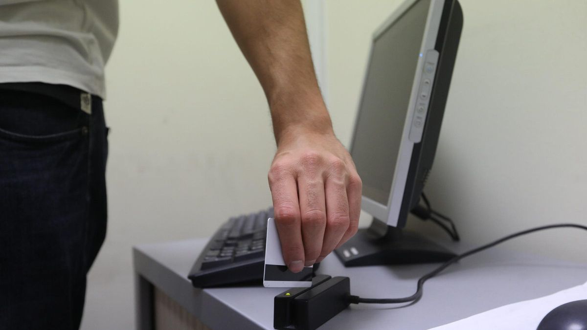 Un trabajador ficha en una empresa para controlar las horas extra.