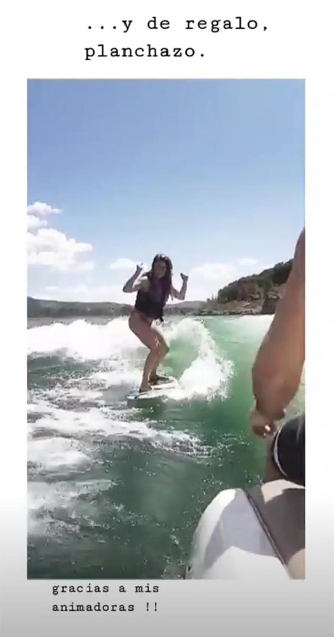 Blanca Suárez surfeando las olas del mar