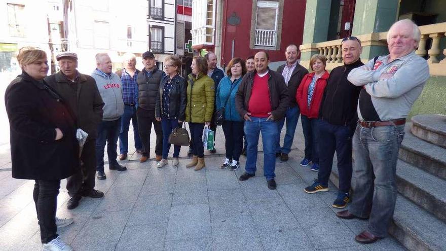 Los vecinos de Besapié, ayer, en la plaza del Ayuntamiento de Tineo.