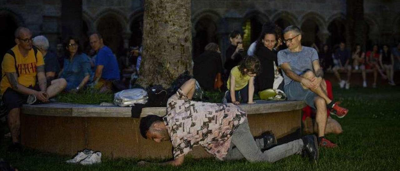 Actuación de Nazario Díaz, ayer en el claustro de San Francisco. // Brais Lorenzo