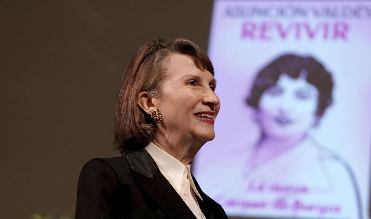 Asunción Valdés, con su biografía de CArmen de Burgos al fondo
