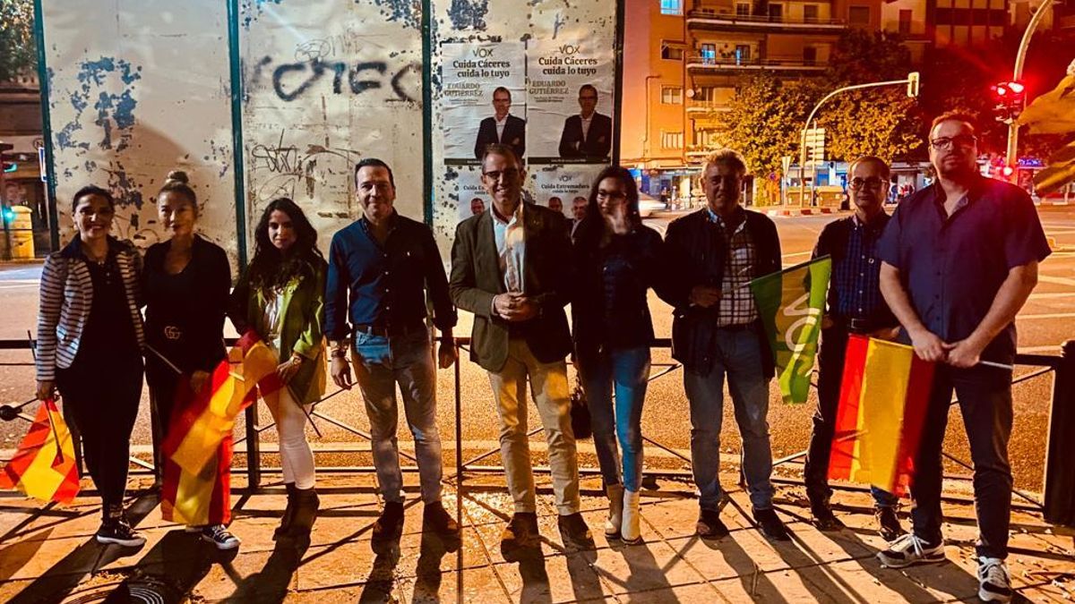 Miembros de Vox Cáceres, anoche en la Cruz de los Caídos.