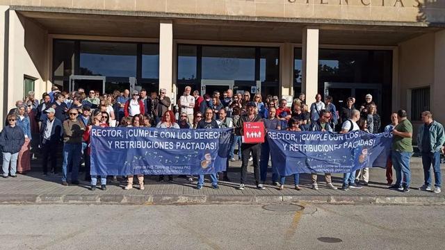 Decenas de trabajadores del PAS de la Universidad de Zaragoza, durante los paros de ayer.