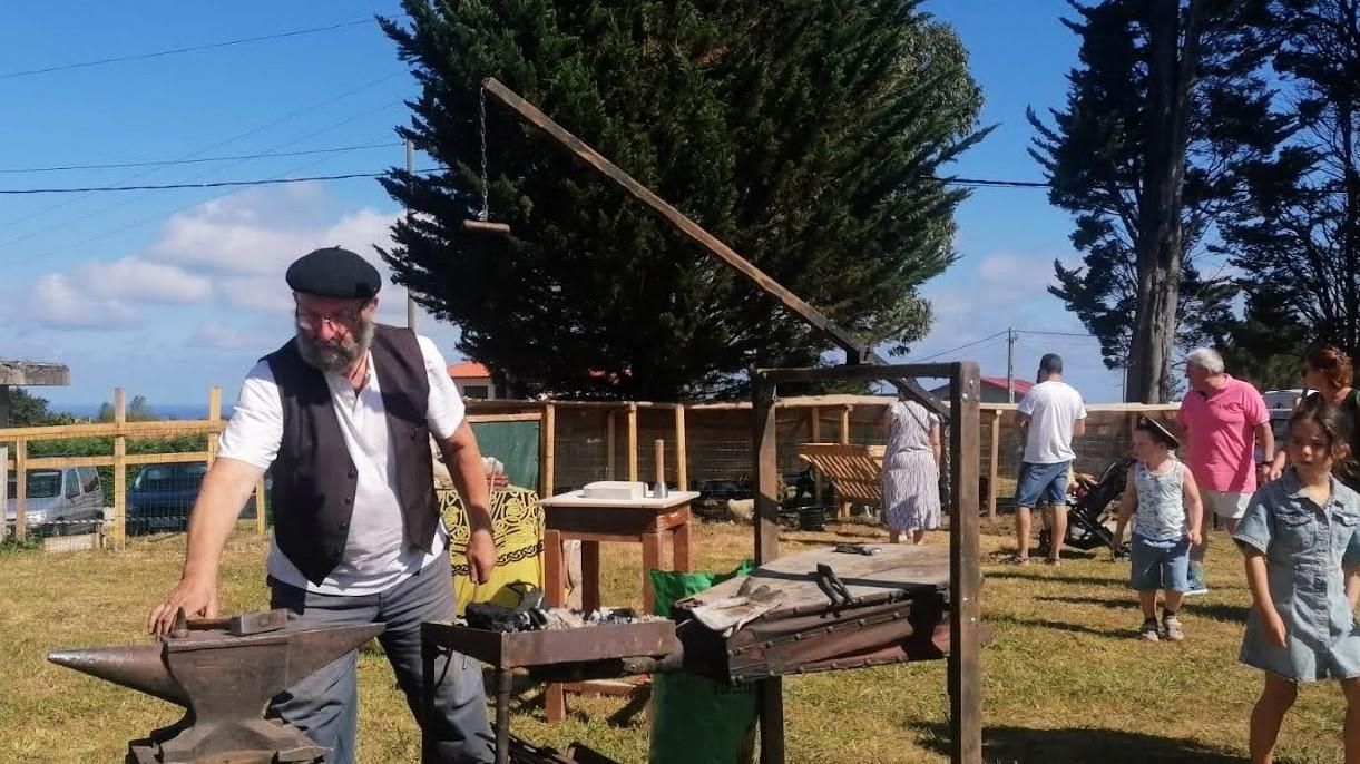 Lleno total en el Mercáu Tradicional de Oles: así se vive una de las citas del verano en Villaviciosa