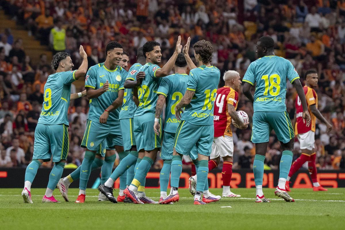 Celebración de los jugadores del Villarreal´, que abrazan a Ayoze tras su gol ante el Galatasaray.