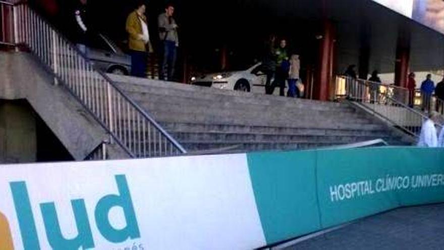 El herido grave por la caída del cartel del Hospital Clínico, en la UCI