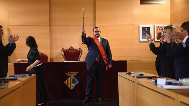 El alcalde de Mataró, David Bote, alzando la vara que lo acredita como tal después de ser reelegido, este sábado en la capital del Maresme.