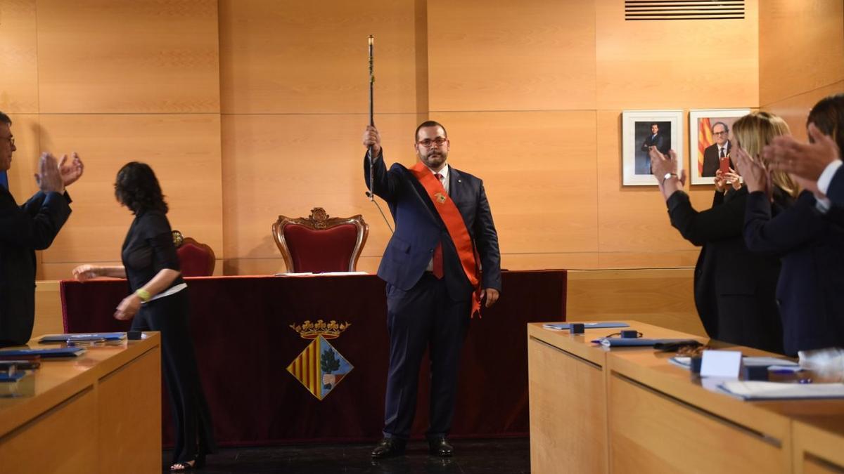 El alcalde de Mataró, David Bote, alzando la vara que lo acredita como tal después de ser reelegido, este sábado en la capital del Maresme.