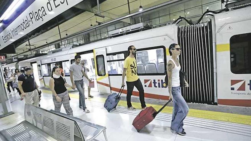 Zug prallt gegen Prellbock im Bahnhof Palma de Mallorca: mehrere Verletzte