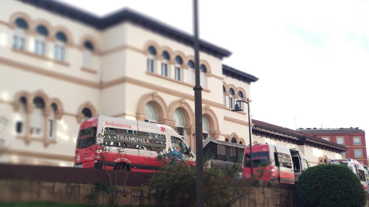 Traslado de pacientes con covid del Hospital de La Caridad, en Avilés