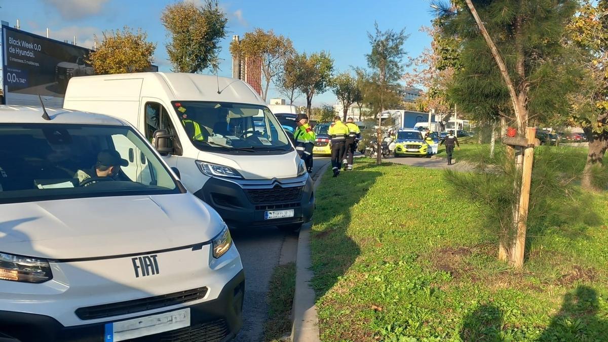 Control de furgonetas en l'Hospitalet con Mossos y Guardia Urbana