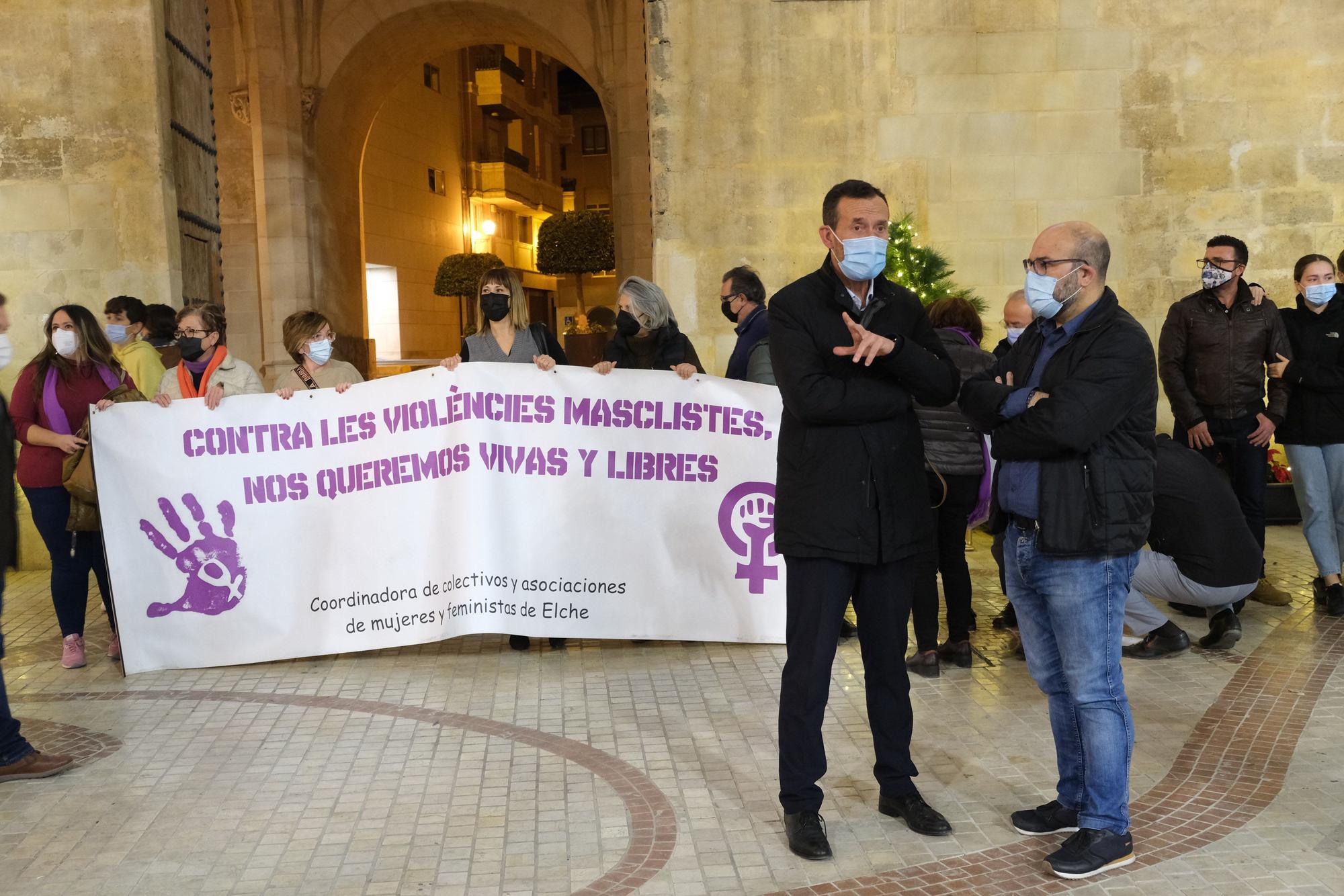 Concentración de repulsa por el asesinato de Yolanda en Elche. Familiares de la joven acudieron al emotivo acto en la Plaza de Baix