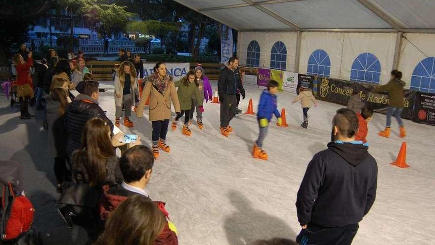 Usuarios disfrutan de la pista de hielo de la Alameda de Redondela. // FdV