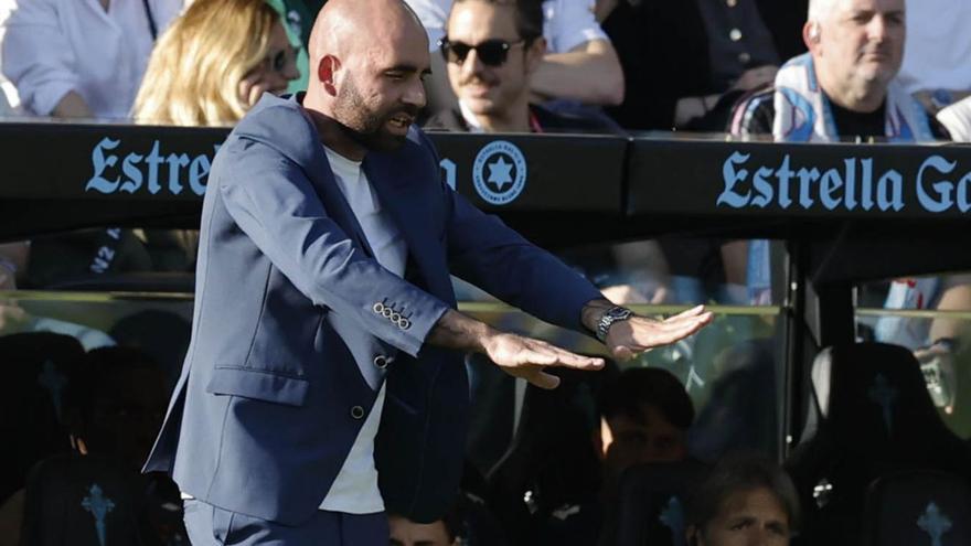 Giráldez pide pausa a sus jugadores durante la reciente visita del Villarreal a Balaídos. | Alba Vllar