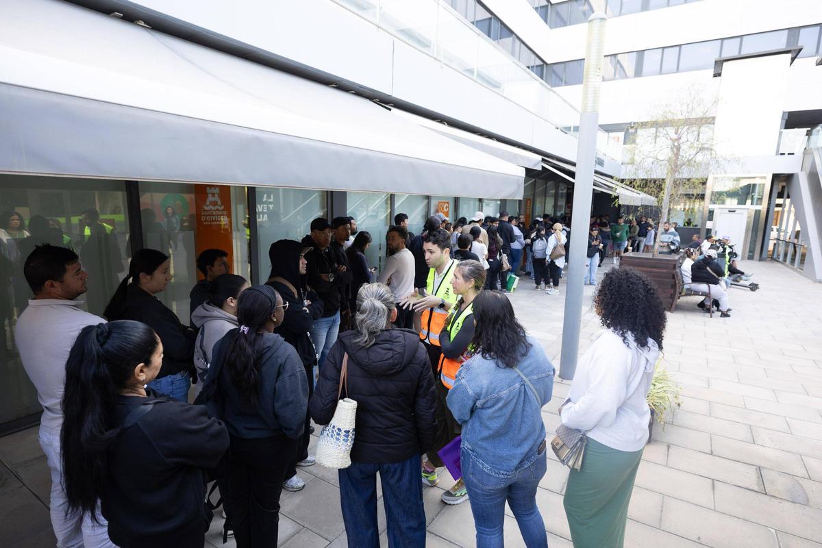 Imágenes de la fila para la regularización de migrantes en las oficinas del Cetis