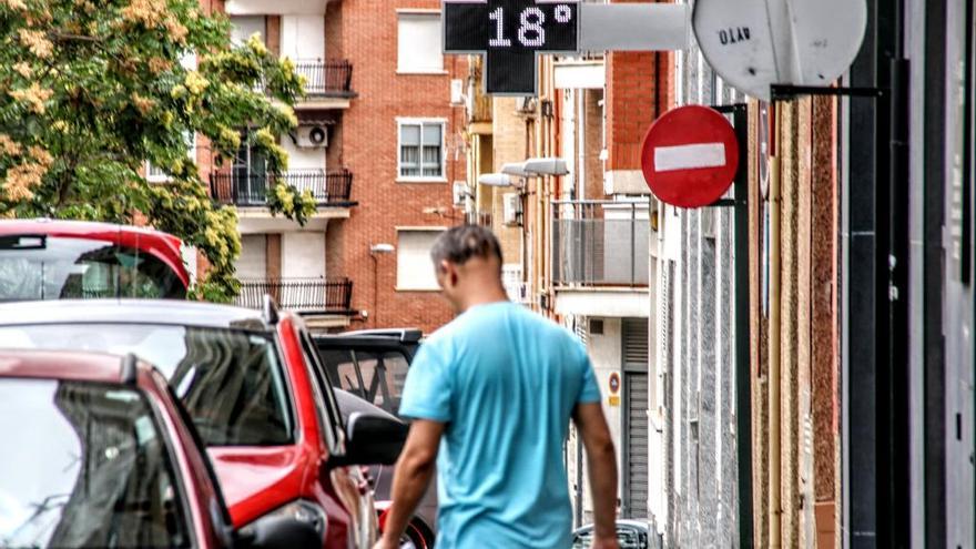 El termómetro de una farmacia marca 18 grados en una calle de Alcoy