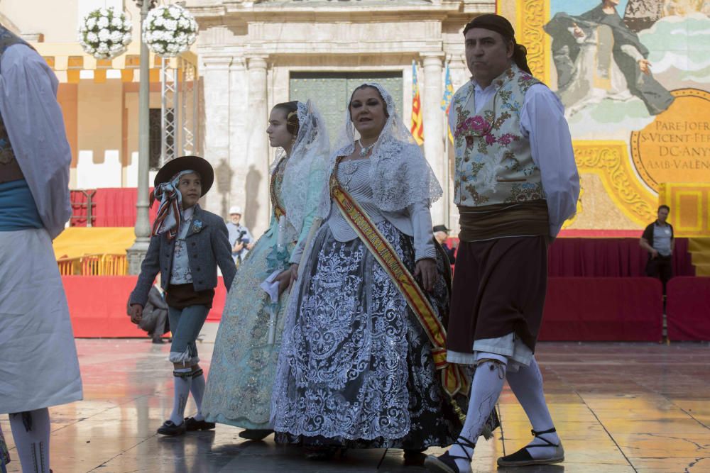 Desfile de las falleras mayores de las diferentes comisiones durante la procesión general de la Mare de Déu dels Desemparats.